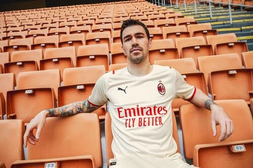 post card LOW-RES Not for Production-21AW_TS_Football_AC-Milan_Away_Romagnoli_143_RGB.webp